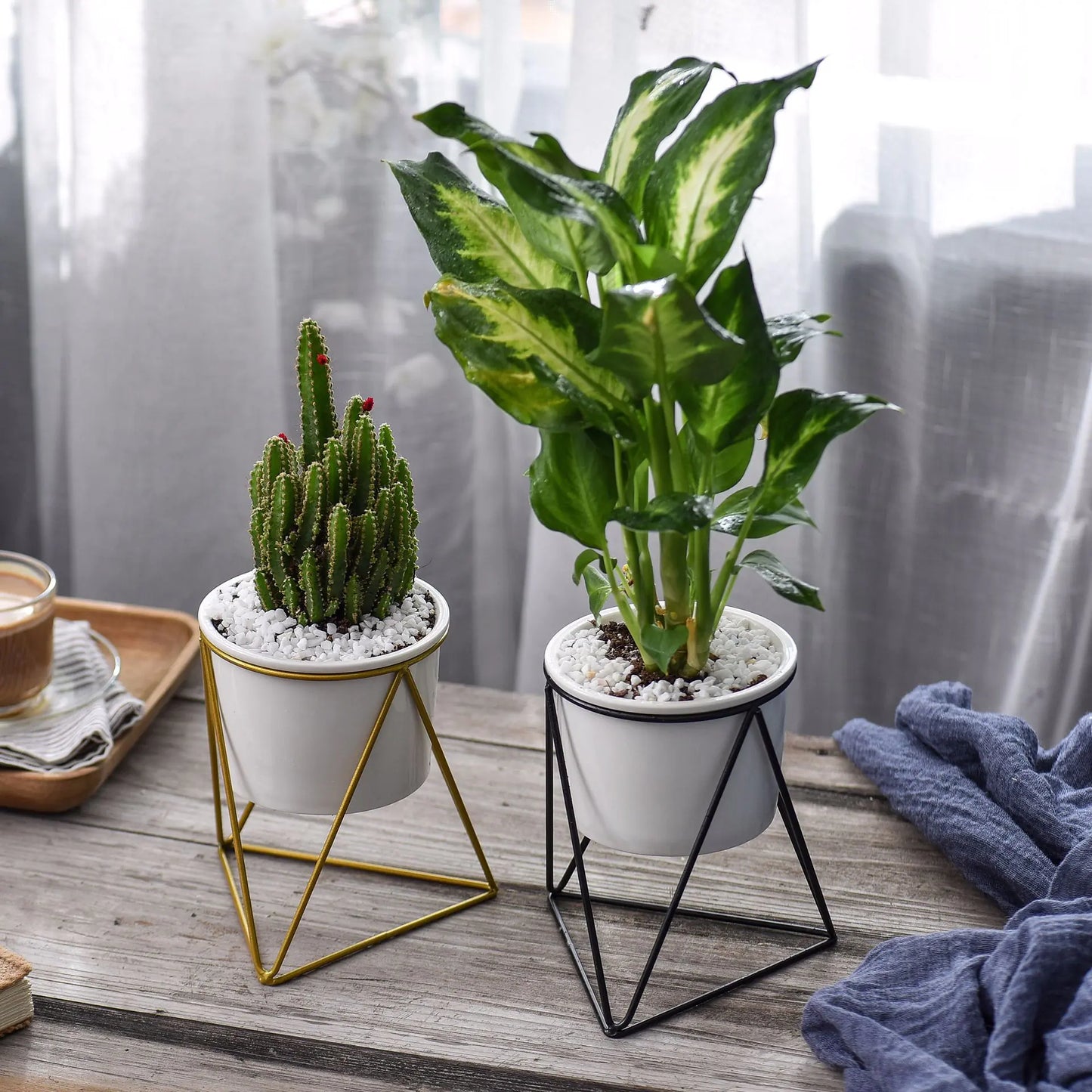 Set de Macetero Cerámico Triangular Nórdico con Soporte de Hierro