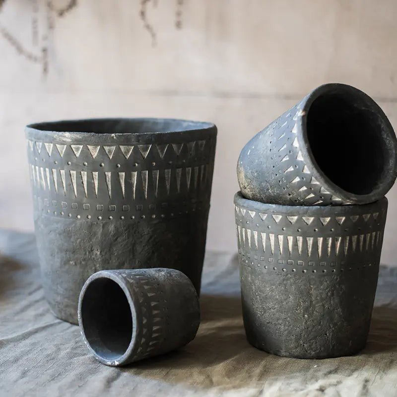 Jarrón Macetero de Cerámica Negra Vintage con Elementos Africanos