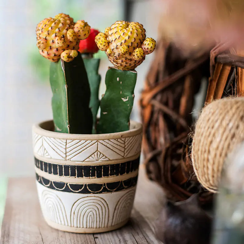 Macetero Alto con Patrón Egipcio para Decoración de Jardín