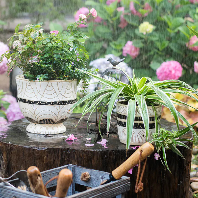 Macetero Alto con Patrón Egipcio para Decoración de Jardín