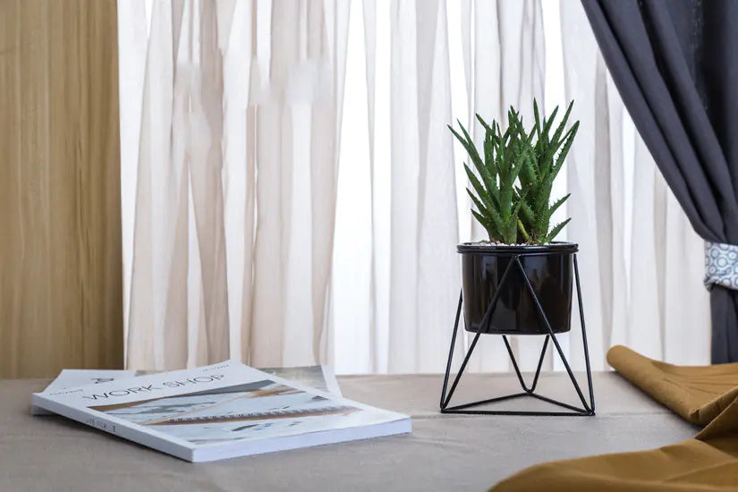 Set de Macetero Cerámico Triangular Nórdico con Soporte de Hierro