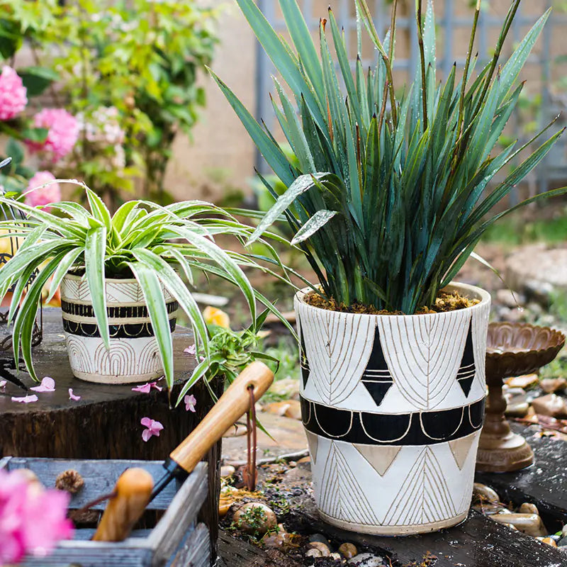 Macetero Alto con Patrón Egipcio para Decoración de Jardín