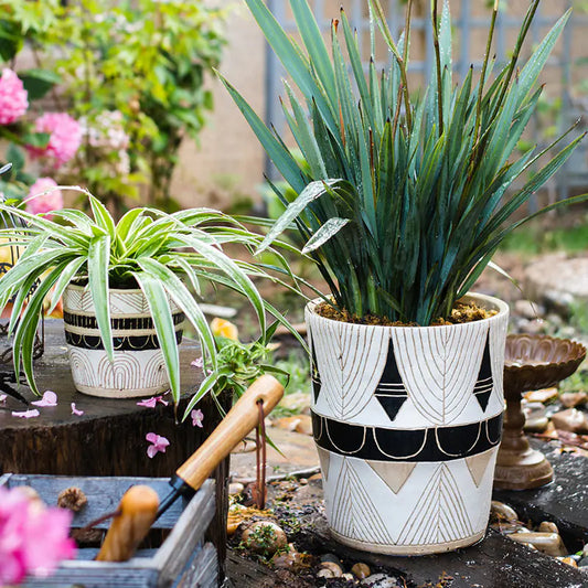 Macetero Alto con Patrón Egipcio para Decoración de Jardín